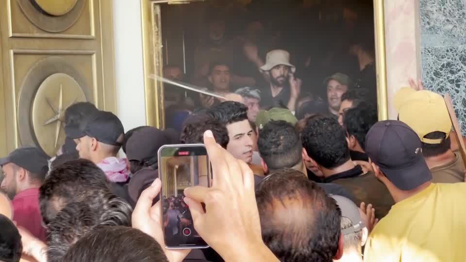 Video: Irakischer Schiiten-Chef Al-Sadr wegen Gewalt in Hungerstreik Video: Irakischer Schiiten-Chef Al-Sadr wegen Gewalt in Hungerstreik