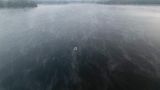 Ein Angler fährt in der Morgendämmerung mit einem Boot über die Bleilochtalsperre.