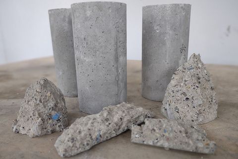 Beton mit Plastik aus Corona-Masken