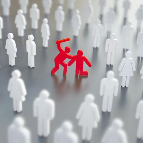 Illustration einer Person, die eine andere schlägt. Viele Menschen schauen zu