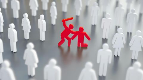 Illustration einer Person, die eine andere schlägt. Viele Menschen schauen zu