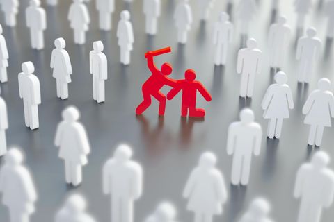 Illustration einer Person, die eine andere schlägt. Viele Menschen schauen zu