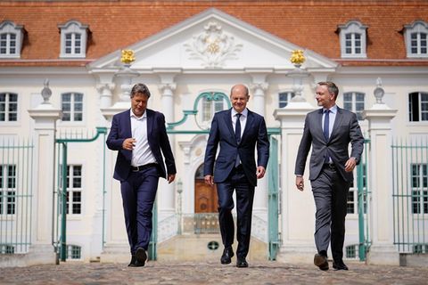Olaf Scholz (M., SPD), Robert Habeck (l., Bündnis 90/Die Grünen und Christian Lindner (FDP)