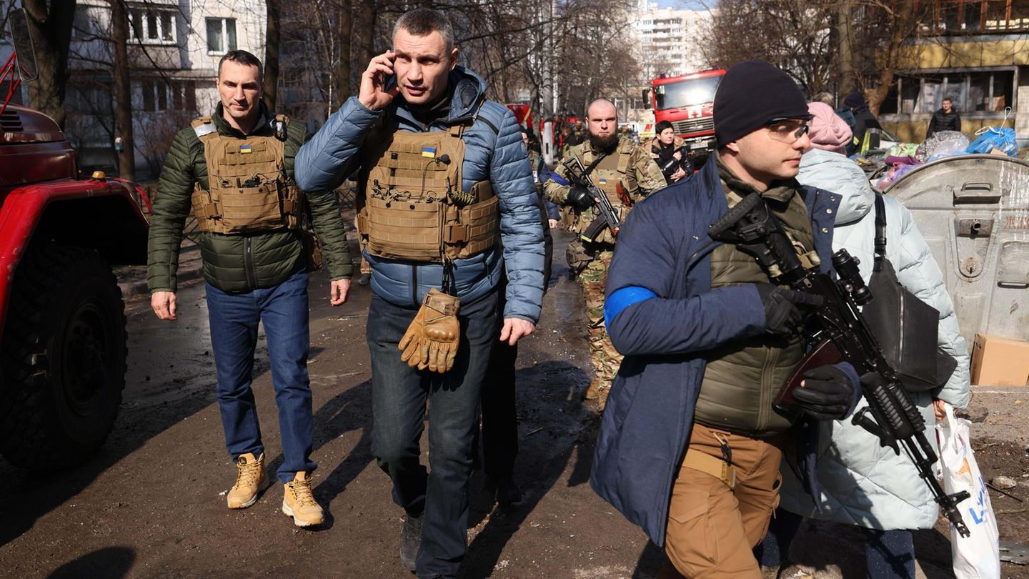 Kampfgebiet Kiew: Vitali Klitschko (Mitte, am Handy) und sein Bruder Mitte März auf dem Weg zu einem Wohnhaus, das von einer Rakete getroffen wurde