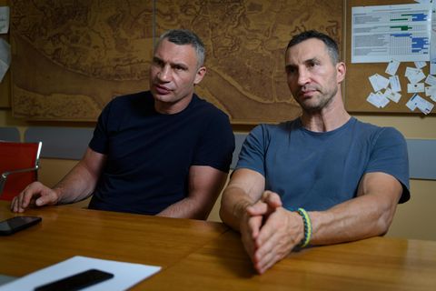 Boxweltmeister und Freiheitskämpfer: Bürgermeister Vitali Klitschko (l.) und sein Bruder Wladimir beim stern- Interview im Kiewer Rathaus