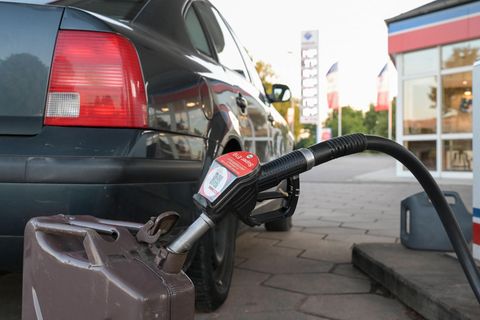 Ein Zapfhahn führt an einer Tankstelle in einen Kraftstoffkanister