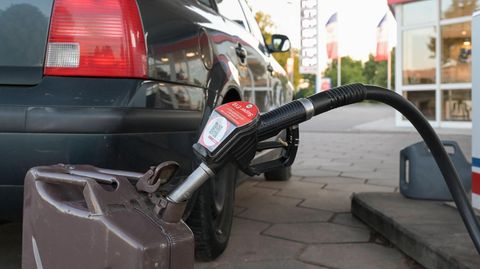 Ein Zapfhahn führt an einer Tankstelle in einen Kraftstoffkanister