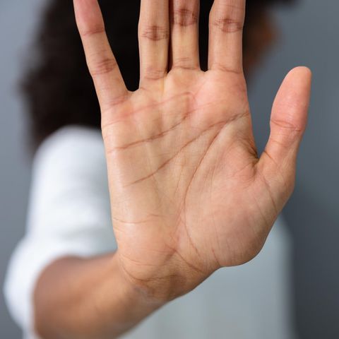 Erhobene Hand zur Abwehr