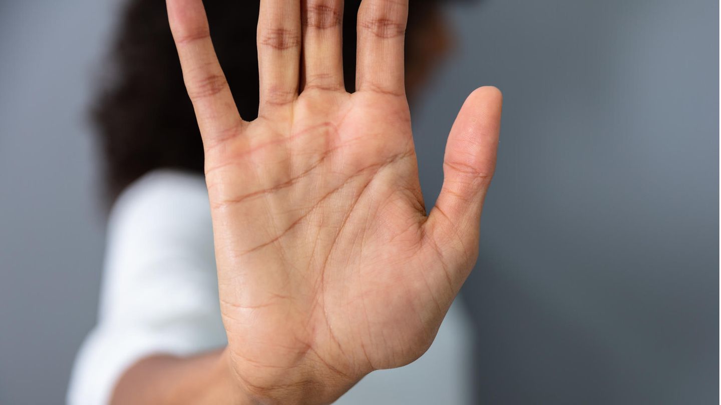 Erhobene Hand zur Abwehr