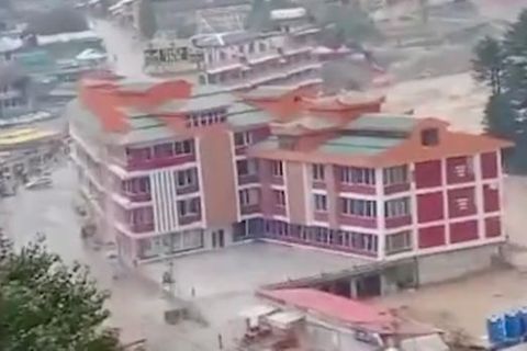 Überschwemmungen erschüttern Pakistan: Hotel wird von Flut mitgerissen