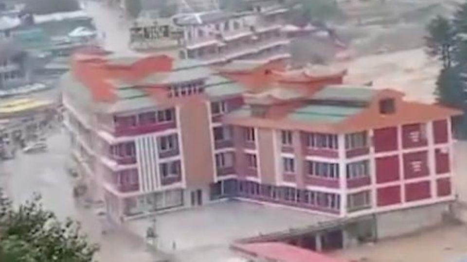 Überschwemmungen erschüttern Pakistan: Hotel wird von Flut mitgerissen