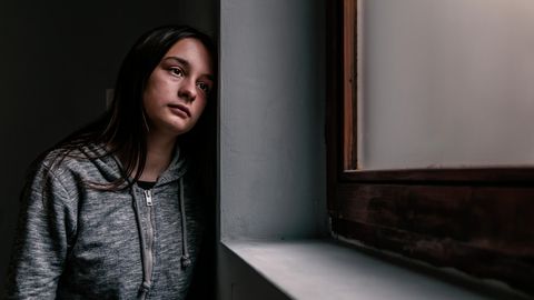 Mädchen starrt aus dem Fenster
