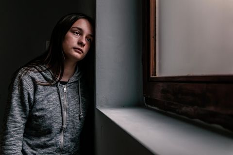 Mädchen starrt aus dem Fenster