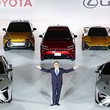 Toyota-Konzernchef Akio Toyoda inmitten der Lexus Elektromobile