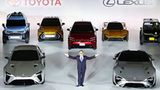 Toyota-Konzernchef Akio Toyoda inmitten der Lexus Elektromobile