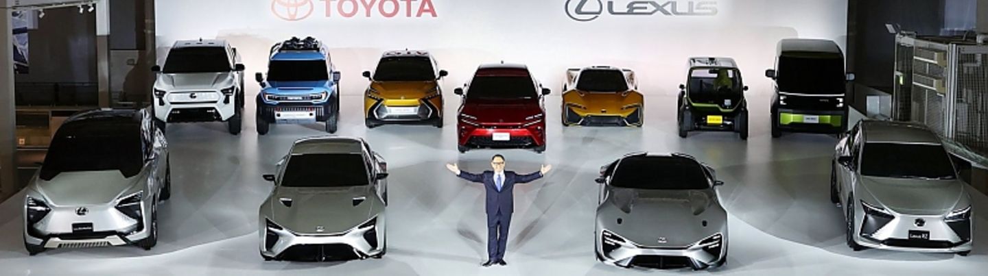 Toyota-Konzernchef Akio Toyoda inmitten der Lexus Elektromobile