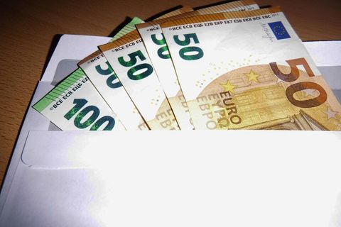 Die Regierung zahlt allen Beschäftigten 300 Euro, wenn auch nicht cash im Briefumschlag