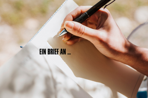 Eine Hand setzt zum Schreiben in einem Buch an – kein Kontaktabbruch