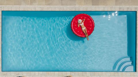 Eine Frau liegt in einem Pool