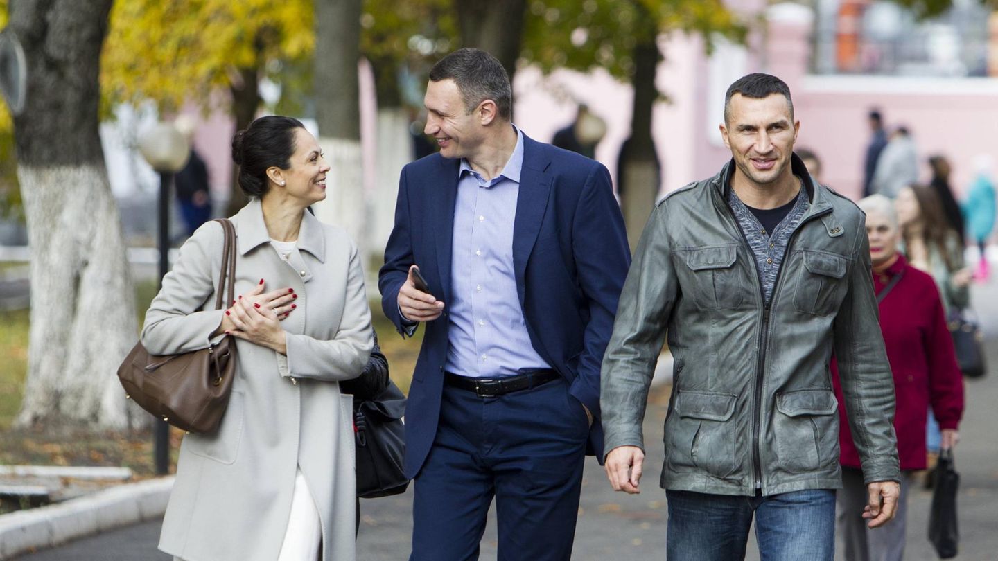 Zwei verschiedene Welten: Bessere Tage: Vitali Klitschko (Mitte) neben seiner Frau Natalia und seinem Bruder Wladimir im Jahr 2015 Bessere Tage: Vitali Klitschko (Mitte) neben seiner Frau Natalia und seinem Bruder Wladimir im Jahr 2015