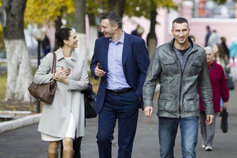 Bessere Tage: Vitali Klitschko (Mitte) neben seiner Frau Natalia und seinem Bruder Wladimir im Jahr 2015