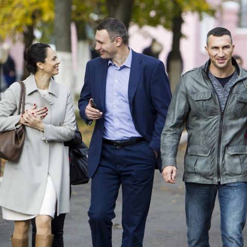 Bessere Tage: Vitali Klitschko (Mitte) neben seiner Frau Natalia und seinem Bruder Wladimir im Jahr 2015