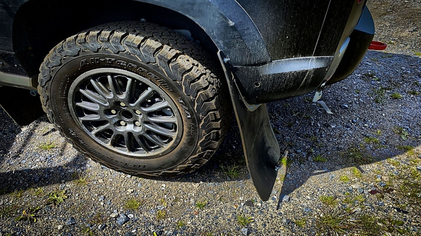 Die Schmutzfänger am Land Rover Bowler Defender sind besonderf gut befestigt