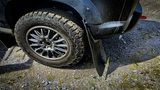Die Schmutzfänger am Land Rover Bowler Defender sind besonderf gut befestigt