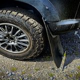 Die Schmutzfänger am Land Rover Bowler Defender sind besonderf gut befestigt