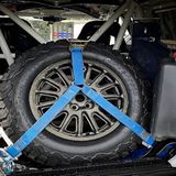 Das Ersatzrad des Land Rover Bowler Defender ist am Überollkäfig festgezurrt