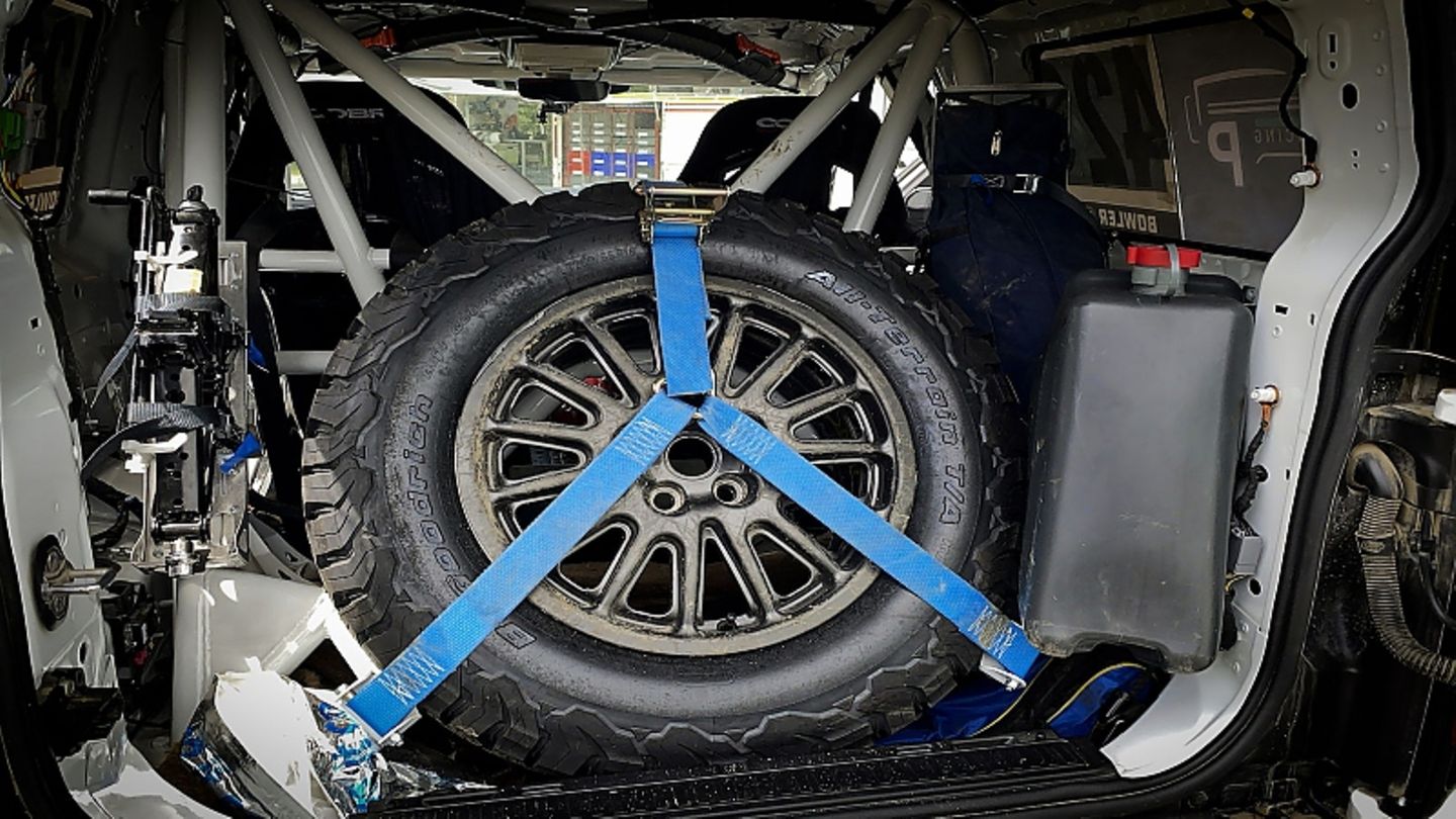 Das Ersatzrad des Land Rover Bowler Defender ist am Überollkäfig festgezurrt
