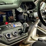 Der Automatikhebel im Land Rover Bowler Defender wurde neu positioniert