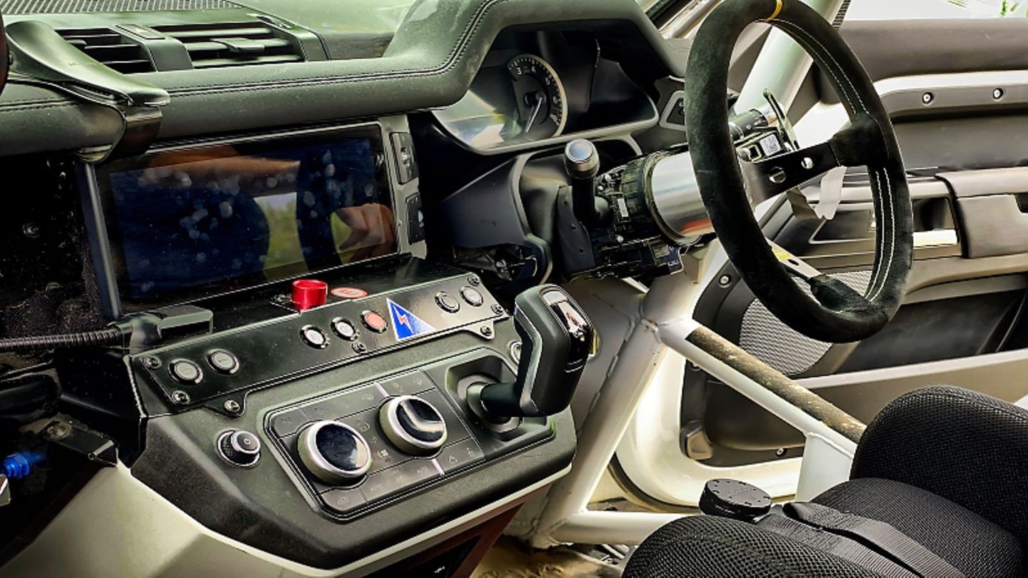 Der Automatikhebel im Land Rover Bowler Defender wurde neu positioniert
