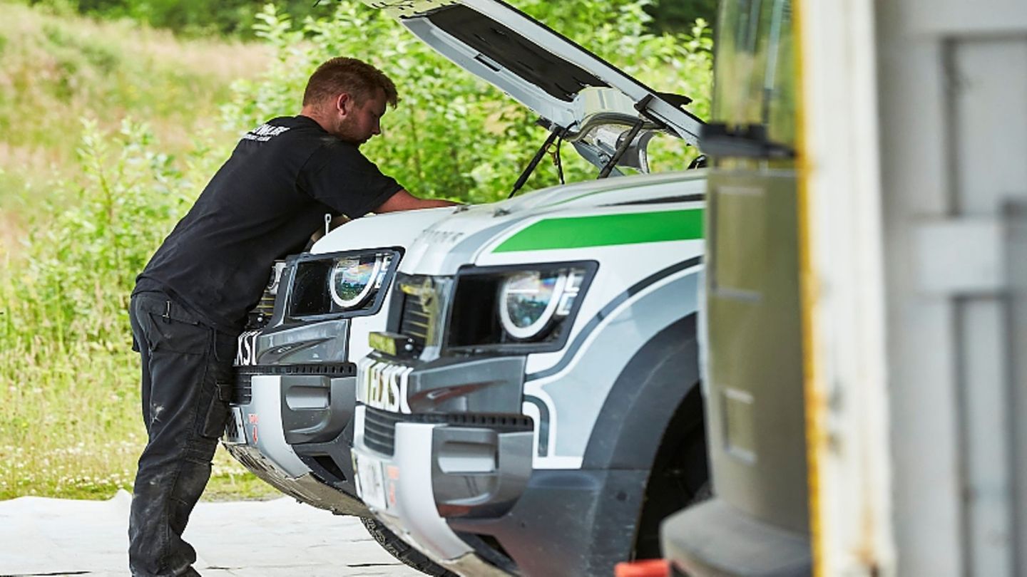 Land Rover Bowler Defender