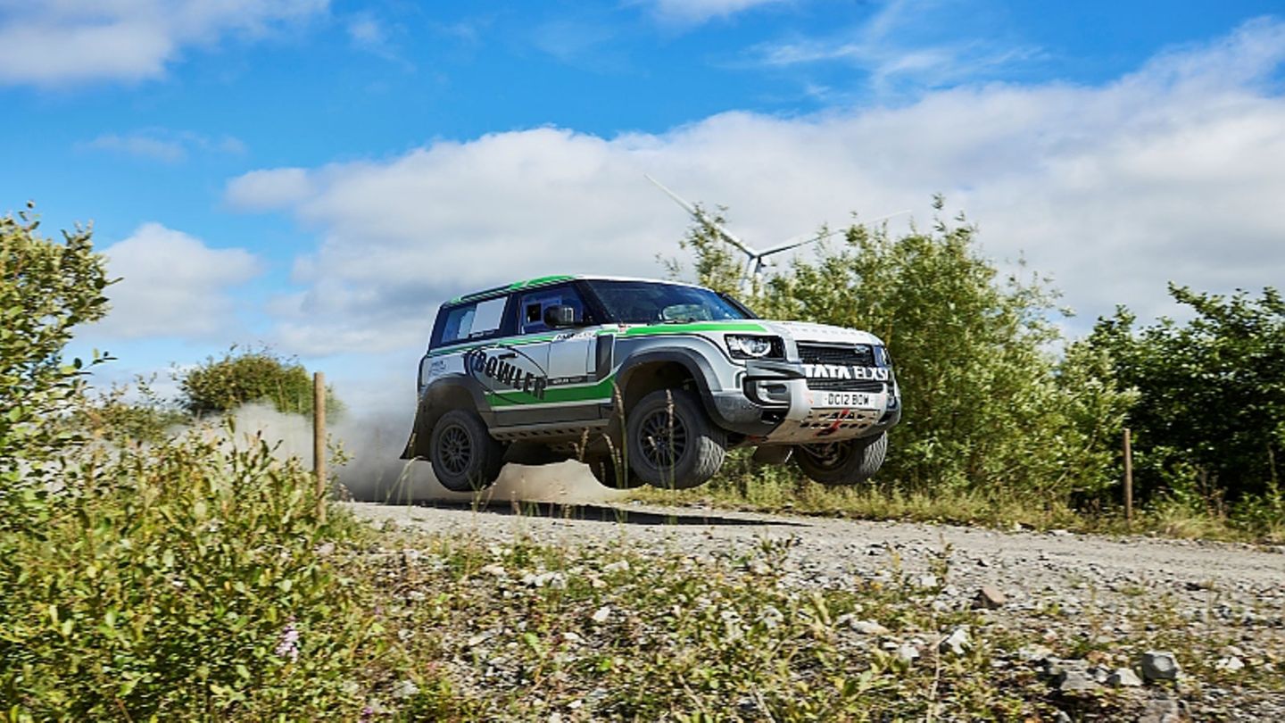 Land Rover Bowler Defender