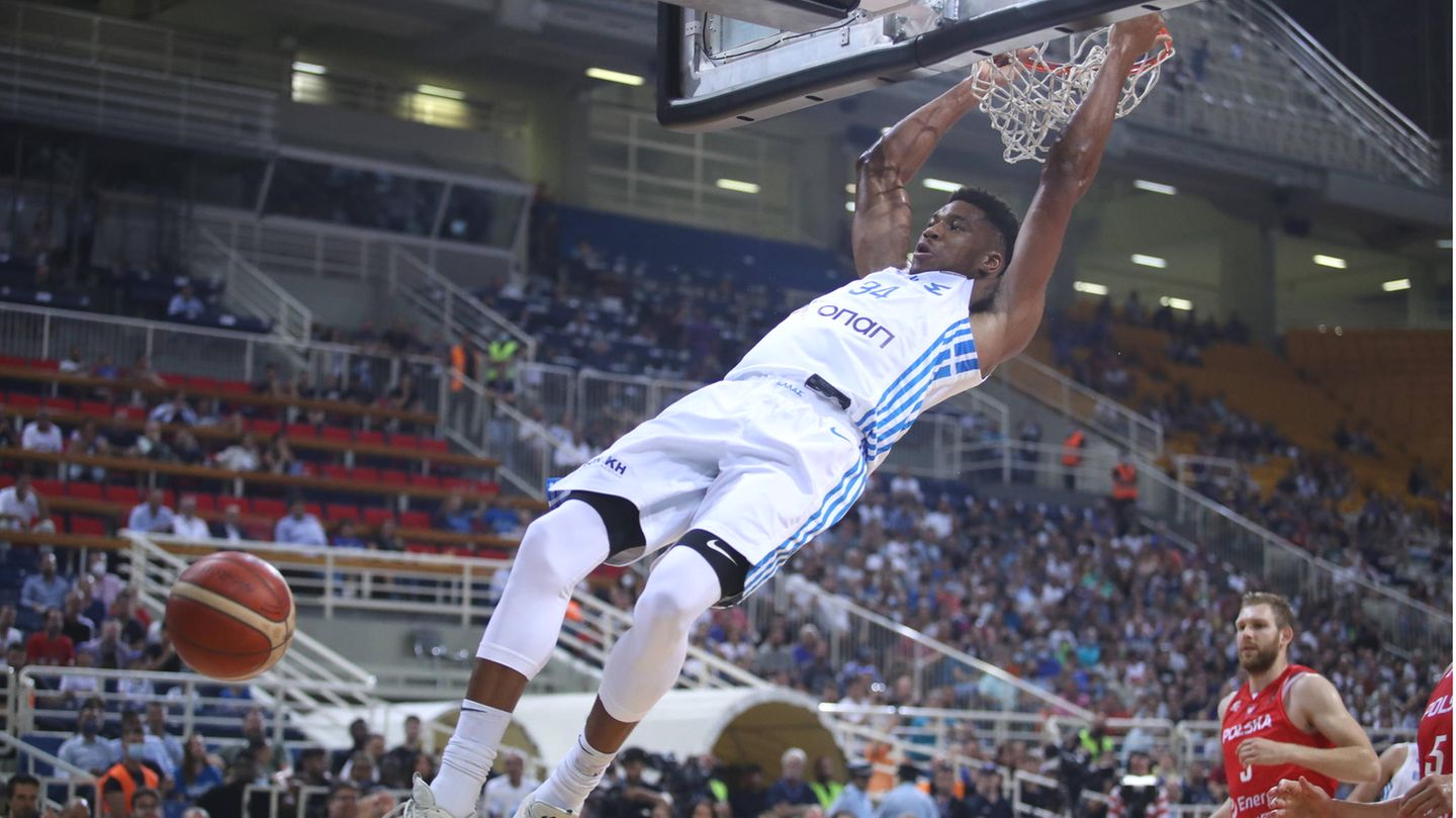 EuroBasket 2022: Mit Griechenland wartet der Sohn nigerianischer Einwohner noch auf den ganz großen Erfolg. Der soll nun im Verbund mit Thanasis und seinem in Frankreich spielenden jüngeren Bruder Kostas bei der EM folgen, auf die der 27-Jährige schon seit Wochen hinfiebert. Mit Griechenland wartet der Sohn nigerianischer Einwohner noch auf den ganz großen Erfolg. Der soll nun im Verbund mit Thanasis und seinem in Frankreich spielenden jüngeren Bruder Kostas bei der EM folgen, auf die der 27-Jährige schon seit Wochen hinfiebert.