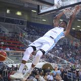 Mit Griechenland wartet der Sohn nigerianischer Einwohner noch auf den ganz großen Erfolg. Der soll nun im Verbund mit Thanasis und seinem in Frankreich spielenden jüngeren Bruder Kostas bei der EM folgen, auf die der 27-Jährige schon seit Wochen hinfiebert.