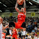 Der 30-Jährige hat den Wettlauf mit der Zeit gewonnen und seine Knieprobleme rechtzeitig vor dem EM-Start auskuriert. "Ich bin sehr froh, dass es noch geklappt hat mit der EuroBasket-Teilnahme", freute sich der NBA-Profi, der in diesem Jahr mit den Boston Celtics Vizemeister wurde und seit Juli bei den Indiana Pacers unter Vertrag steht. Froh über die Genesung des Centers sind auch seine Teamkameraden, fehlen den Deutschen doch mit Maximilian Kleber, Moritz Wagner, Isaiah Hartenstein und Isaac Bonga bereits vier NBA-erfahrene Profis. Zudem ist in Tibor Pleiß vom Euroleague-Champion Efes Istanbul ein weiterer Center von internationalem Format nicht dabei.