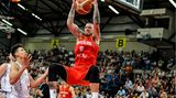 Der 30-Jährige hat den Wettlauf mit der Zeit gewonnen und seine Knieprobleme rechtzeitig vor dem EM-Start auskuriert. "Ich bin sehr froh, dass es noch geklappt hat mit der EuroBasket-Teilnahme", freute sich der NBA-Profi, der in diesem Jahr mit den Boston Celtics Vizemeister wurde und seit Juli bei den Indiana Pacers unter Vertrag steht. Froh über die Genesung des Centers sind auch seine Teamkameraden, fehlen den Deutschen doch mit Maximilian Kleber, Moritz Wagner, Isaiah Hartenstein und Isaac Bonga bereits vier NBA-erfahrene Profis. Zudem ist in Tibor Pleiß vom Euroleague-Champion Efes Istanbul ein weiterer Center von internationalem Format nicht dabei.