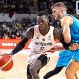 Auch Schröder fehlt zu Spielern wie Jokić, Antetokounmpo oder Dončić so einiges. Und doch könnte der Point Guard zu einem der Gesichter dieser EM werden. Schon früh hat sich der 28 Jahre alte Aufbauspieler zur Nationalmannschaft bekannt und ist im Laufe der Vorbereitung zu einem echten Leader auf- und abseits des Parketts gereift. Mit seiner Schnelligkeit kann er jede Defensive überwinden.  Schröder ist in der NBA derzeit vereinslos, nachdem sein Vertrag bei den Houston Rockets ausgelaufen ist. Spielt er mannschaftsdienlicher als bei der WM 2019, könnte er seinem Agenten die Suche nach einem neuen Club erleichtern — und Deutschland zu einem erfolgreichen Turnier führen.