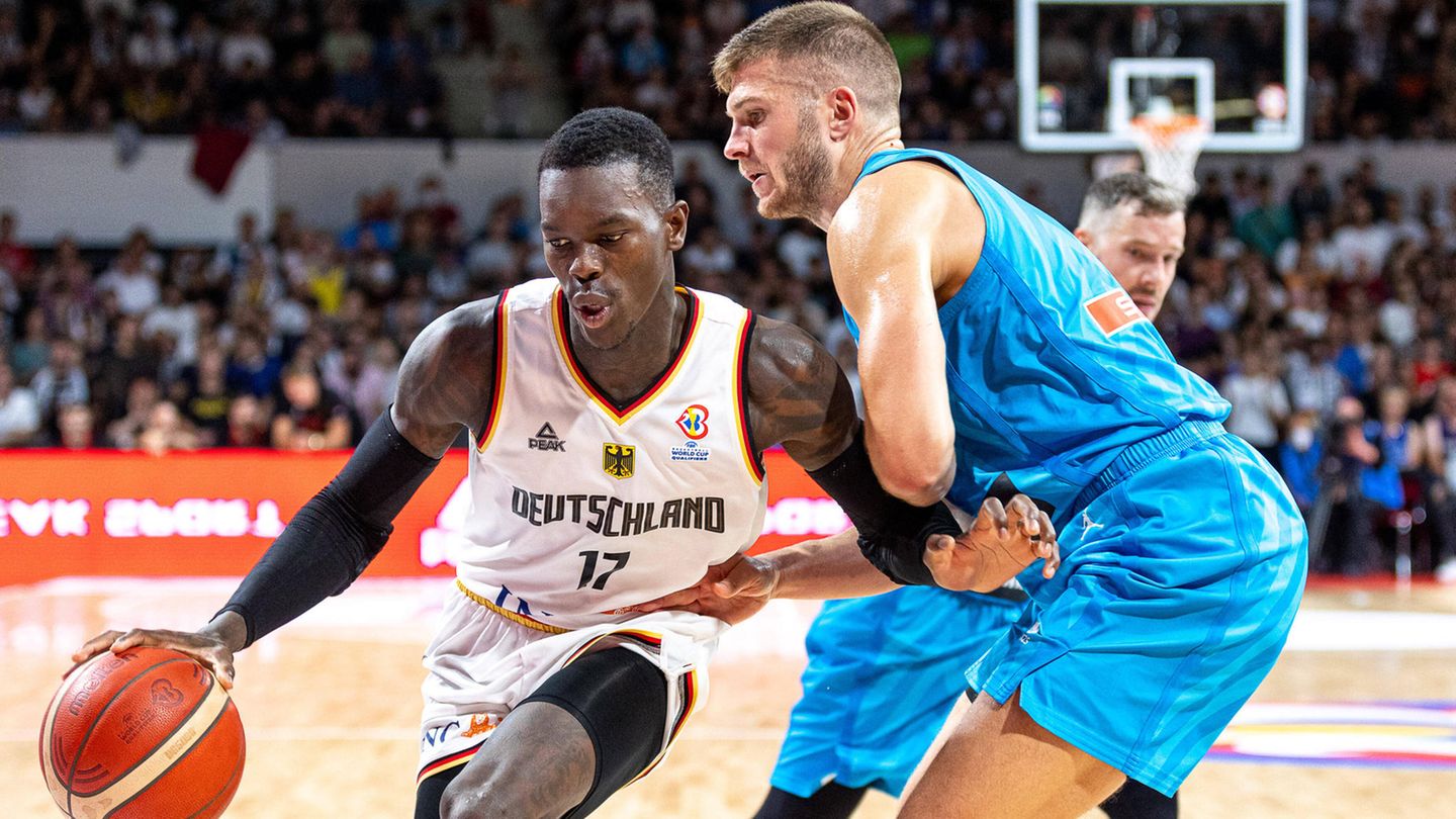 Dennis Schröder (Deutschland) Auch Schröder fehlt zu Spielern wie Jokić, Antetokounmpo oder Dončić so einiges. Und doch könnte der Point Guard zu einem der Gesichter dieser EM werden. Schon früh hat sich der 28 Jahre alte Aufbauspieler zur Nationalmannschaft bekannt und ist im Laufe der Vorbereitung zu einem echten Leader auf- und abseits des Parketts gereift. Mit seiner Schnelligkeit kann er jede Defensive überwinden. Schröder ist in der NBA derzeit vereinslos, nachdem sein Vertrag bei den Houston Rockets ausgelaufen ist. Spielt er mannschaftsdienlicher als bei der WM 2019, könnte er seinem Agenten die Suche nach einem neuen Club erleichtern — und Deutschland zu einem erfolgreichen Turnier führen.