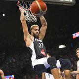 Der 2,16-Meter-Riese hat nicht ganz das Kaliber von Jokić, Antetokounmpo und Dončić, gehört aber vor allem defensiv zu den Top-Spielern der NBA. Gobert war schon vor der EM das große Thema. Sein Blockbuster-Trade von den Utah Jazz zu den Minnesota Timberwolves wurde viel diskutiert.