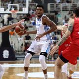 Kaum ein Spieler in der Geschichte des Basketballs hat Physis und Athletik je so gut kombiniert wie Giannis Antetokounmpo. Der "Greek Freak" war in den beiden Jahren vor Jokic zwei Mal wertvollster Spieler (MVP) der NBA und führte die Milwaukee Bucks, bei denen auch sein älterer Bruder Thanasis spielt, 2021 zum Meistertitel.