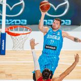 In der vergangenen Saison führte der 2,01-Meter große Dončić die Mavs bis ins Finale der Western Conference. Deutschlands Basketball-Ikone Dirk Nowitzki sieht in dem nicht immer ganz austrainiert wirkenden Aufbauspieler längst seinen designierten Nachfolger in Dallas.