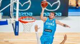 In der vergangenen Saison führte der 2,01-Meter große Dončić die Mavs bis ins Finale der Western Conference. Deutschlands Basketball-Ikone Dirk Nowitzki sieht in dem nicht immer ganz austrainiert wirkenden Aufbauspieler längst seinen designierten Nachfolger in Dallas.