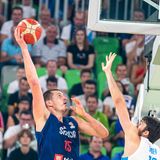 Der für die Denver Nuggets spielende 2,11-Meter-Center mit dem Ballgefühl und den Passfähigkeiten eines Aufbauspielers wurde in der abgelaufenen NBA-Sasion zum wertvollsten Spieler gekürt — und das bereits zum zweiten Mal in Folge. Nun will er auch seiner persönlichen EM-Premiere den Stempel aufdrücken und mit Serbien den Titel holen.