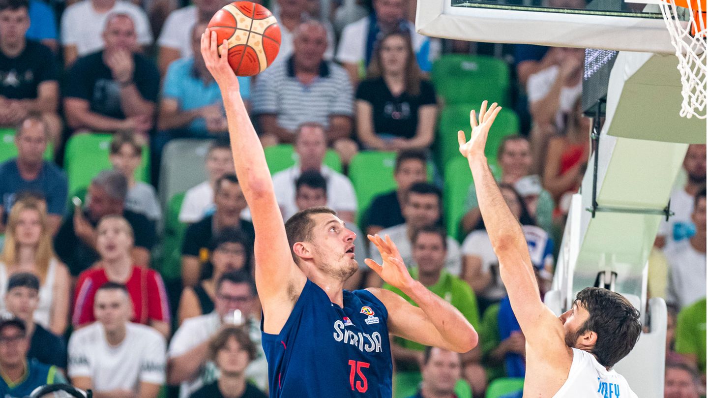 EuroBasket 2022: Der für die Denver Nuggets spielende 2,11-Meter-Center mit dem Ballgefühl und den Passfähigkeiten eines Aufbauspielers wurde in der abgelaufenen NBA-Sasion zum wertvollsten Spieler gekürt — und das bereits zum zweiten Mal in Folge. Nun will er auch seiner persönlichen EM-Premiere den Stempel aufdrücken und mit Serbien den Titel holen. Der für die Denver Nuggets spielende 2,11-Meter-Center mit dem Ballgefühl und den Passfähigkeiten eines Aufbauspielers wurde in der abgelaufenen NBA-Sasion zum wertvollsten Spieler gekürt — und das bereits zum zweiten Mal in Folge. Nun will er auch seiner persönlichen EM-Premiere den Stempel aufdrücken und mit Serbien den Titel holen.