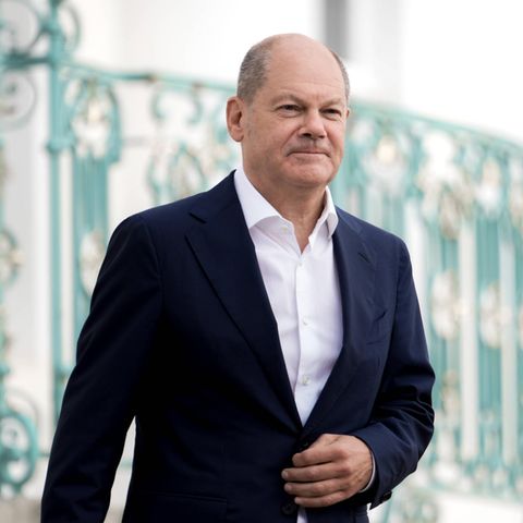 Bundeskanzler Olaf Scholz (SPD) beim Auftakt-Statement der Kabinettsklausur auf dem Ehrenhof Meseberg in Brandenburg 
