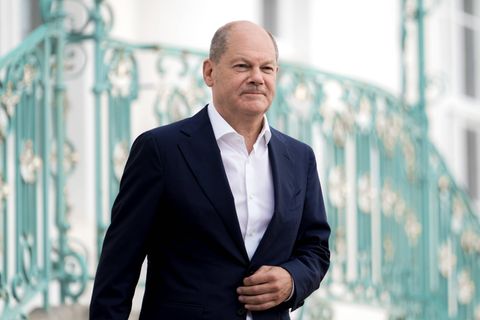 Bundeskanzler Olaf Scholz (SPD) beim Auftakt-Statement der Kabinettsklausur auf dem Ehrenhof Meseberg in Brandenburg 