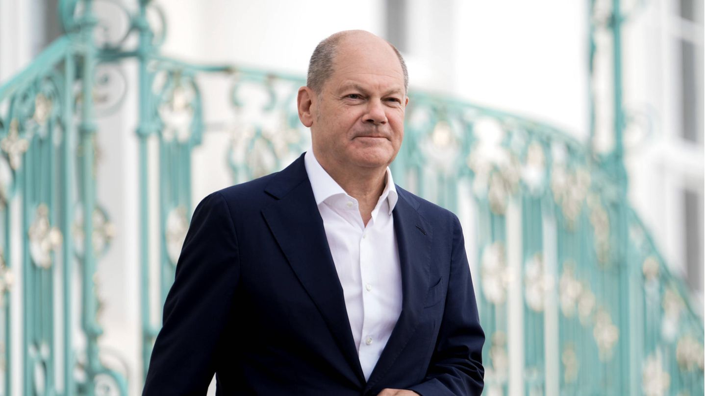 Bundeskanzler Olaf Scholz (SPD) beim Auftakt-Statement der Kabinettsklausur auf dem Ehrenhof Meseberg in Brandenburg 